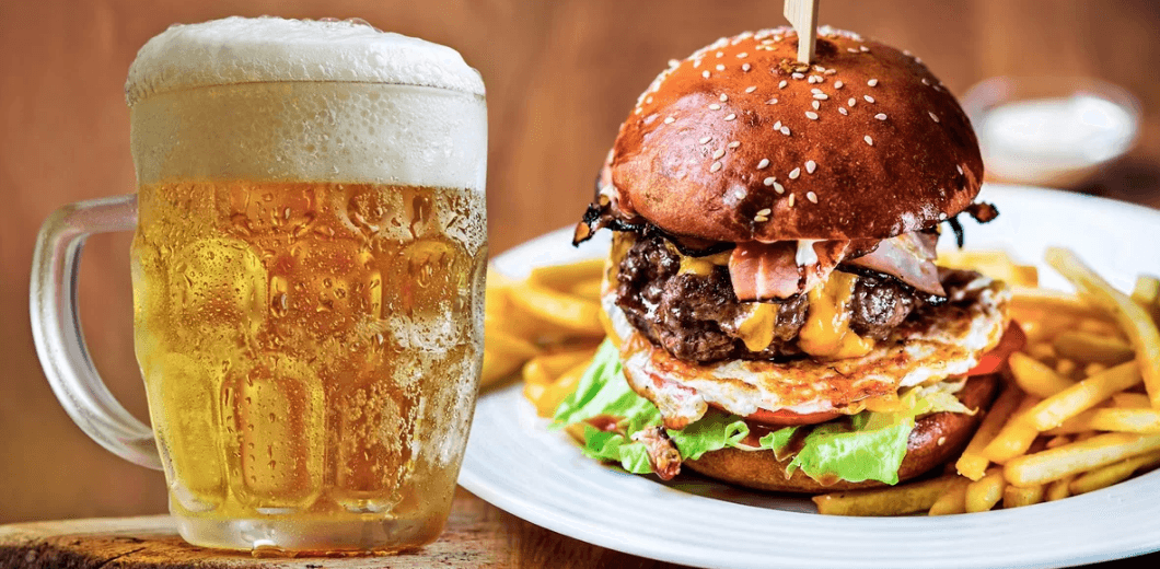 Burger dle výběru + hranolky + pivo