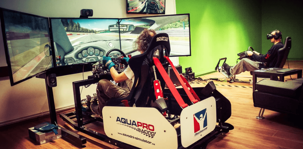 Jízda v závodním simulátoru iRacing