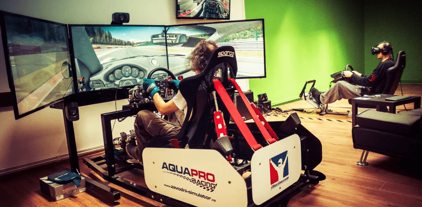 Jízda v závodním simulátoru iRacing