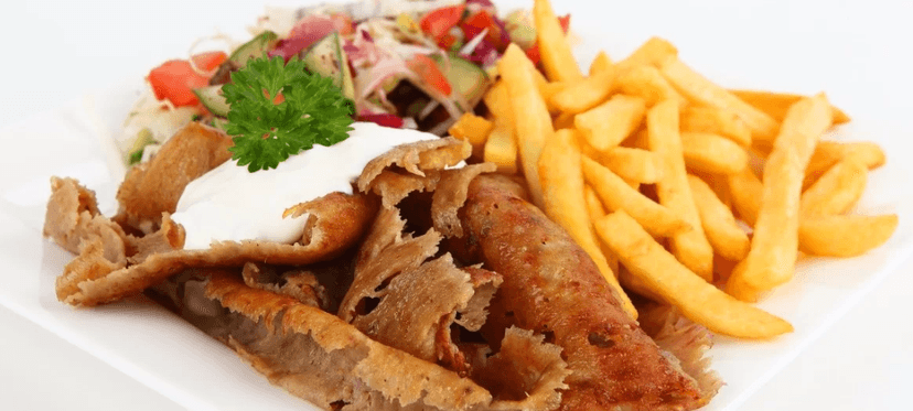 Kebab talíř s hranolky a nápojem