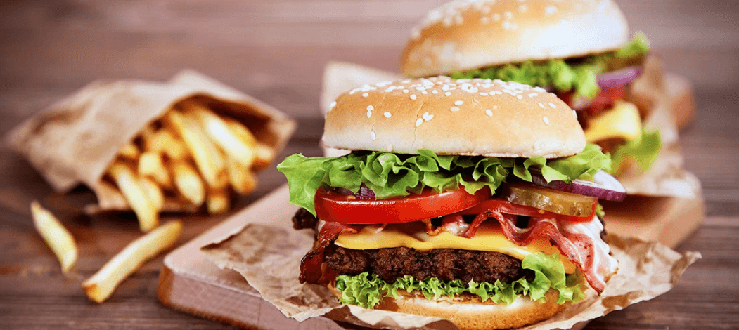 Dva pořádné hovězí burgery s hranolky