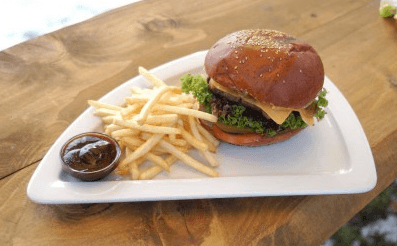 BBQ Burger 150g,hranolky,salátek coleslaw
