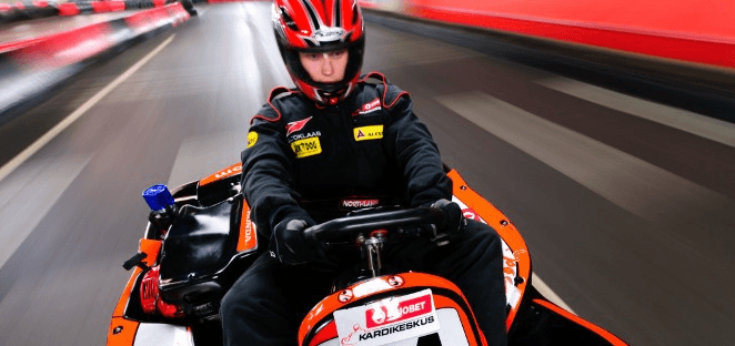 Jízda na motokáře na dvoupatrové trati
