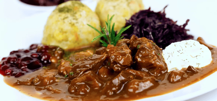 Jelení gulášek a steak z kančího hřbetu