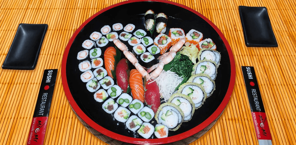 54 čerstvých kousků lahodného sushi