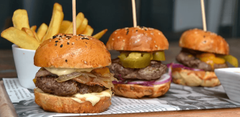 Menu se třemi domácími miniburgery