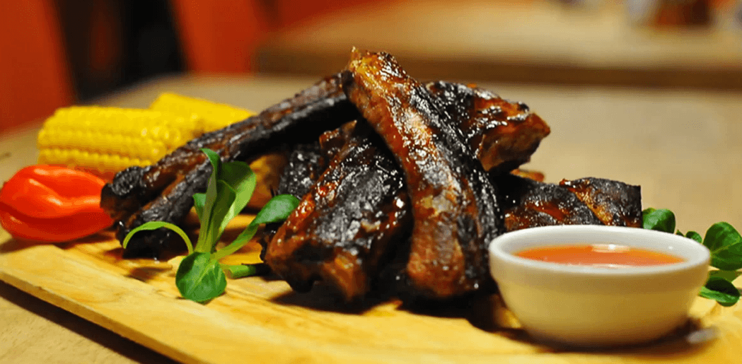 Kilo masitých vepřových žebírek v BBQ omáčce