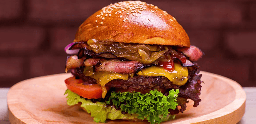 250g burger podle gusta, steakové hranolky a pití