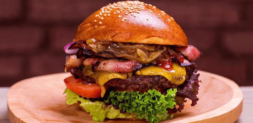 250g burger podle gusta, steakové hranolky a pití