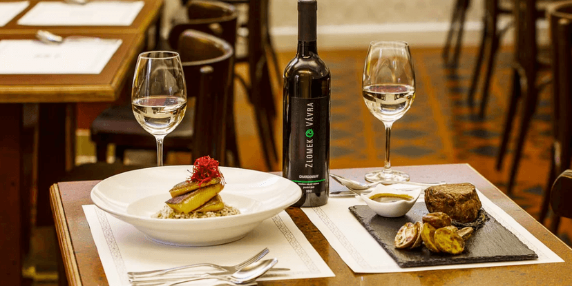 Menu s rybou či steakem a lahev Chardonnay pro 2
