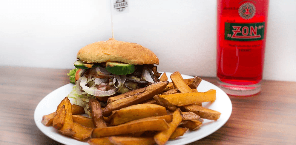 Hovězí burger dle chuti, domácí hranolky a limča