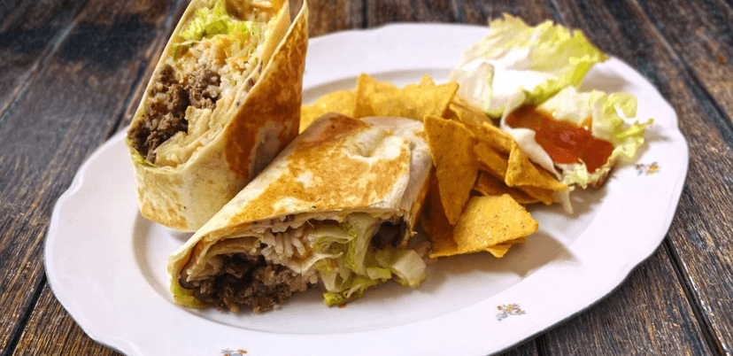 Hovězí či lososové burrito s nachos a trojicí sals
