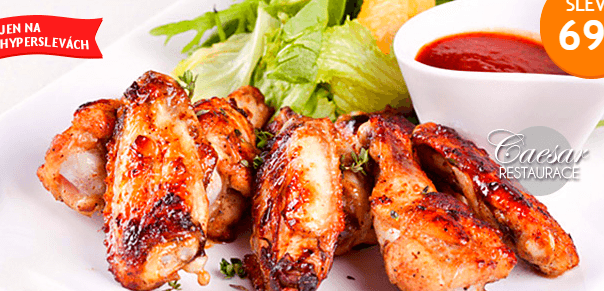 1,2 kg kuřecích křidélek s BBQ omáčkou a oblohou