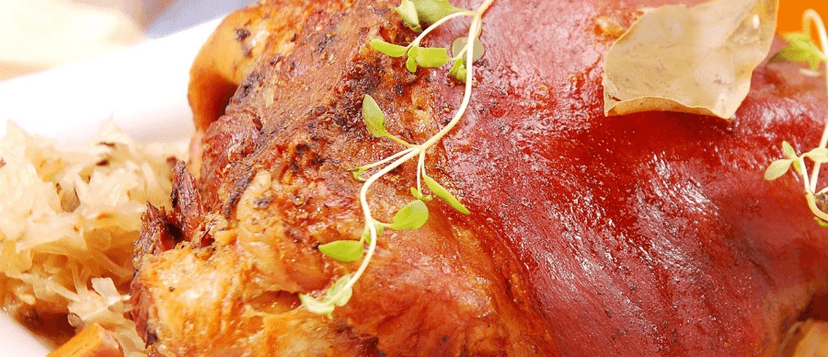 1,5 kg pečeného vepřového kolena,zelí,křen,chleba