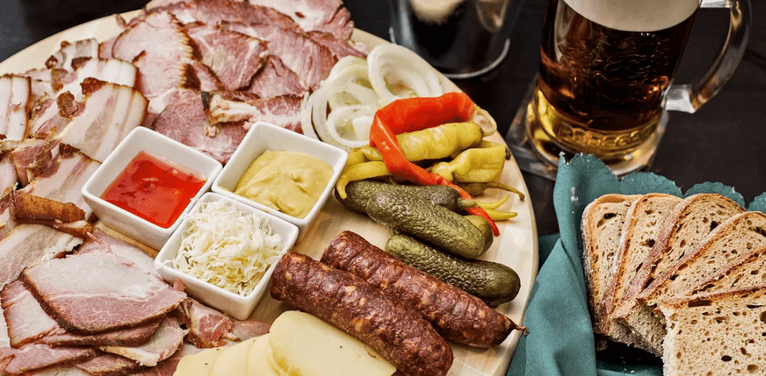 Kilo dobrot na prkně uzených ve vlastní udírně