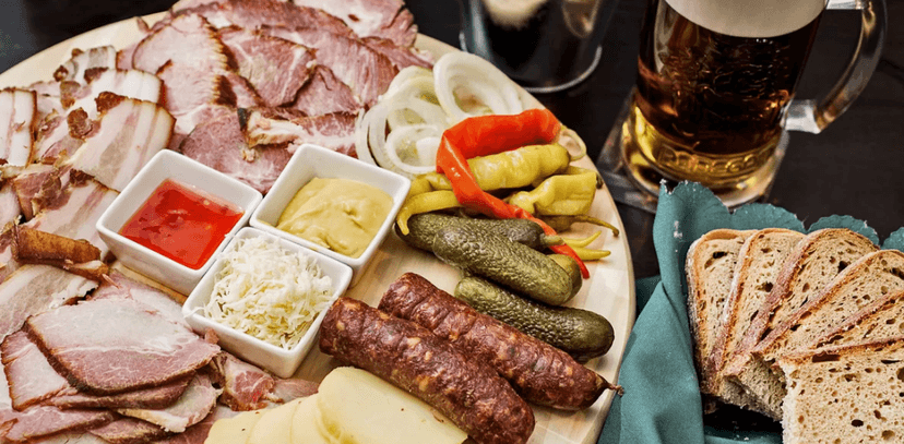 Kilo dobrot na prkně uzených ve vlastní udírně