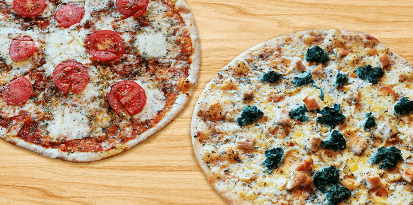 Dvě pizzy čerstvě vytažené z pece 