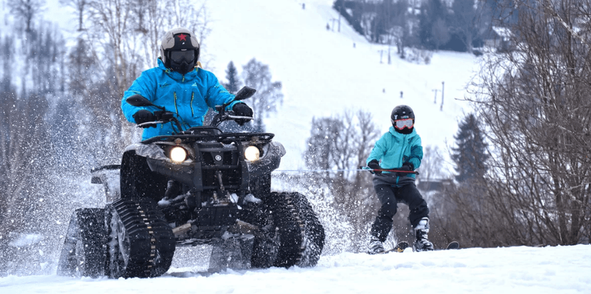 Jízda na lyžích či snowboardu tažených čtyřkolkou