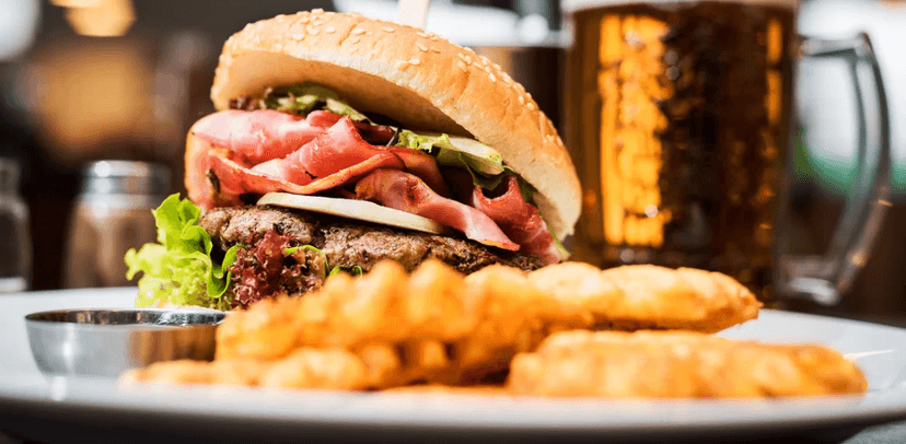 Výtečný hovězí či pštrosí burger a hranolky