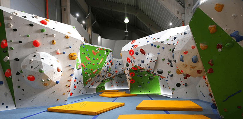 Lezení na stěně nebo boulderu