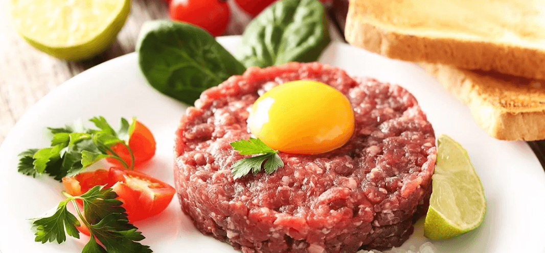 200gramový tatarský biftek a topinky