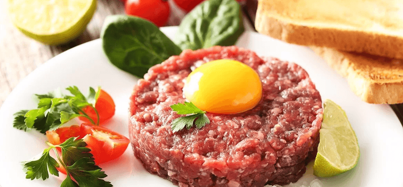 200gramový tatarský biftek a topinky