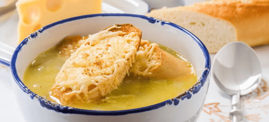 Cibulačka s portským a pečivo se sýrem Gruyère