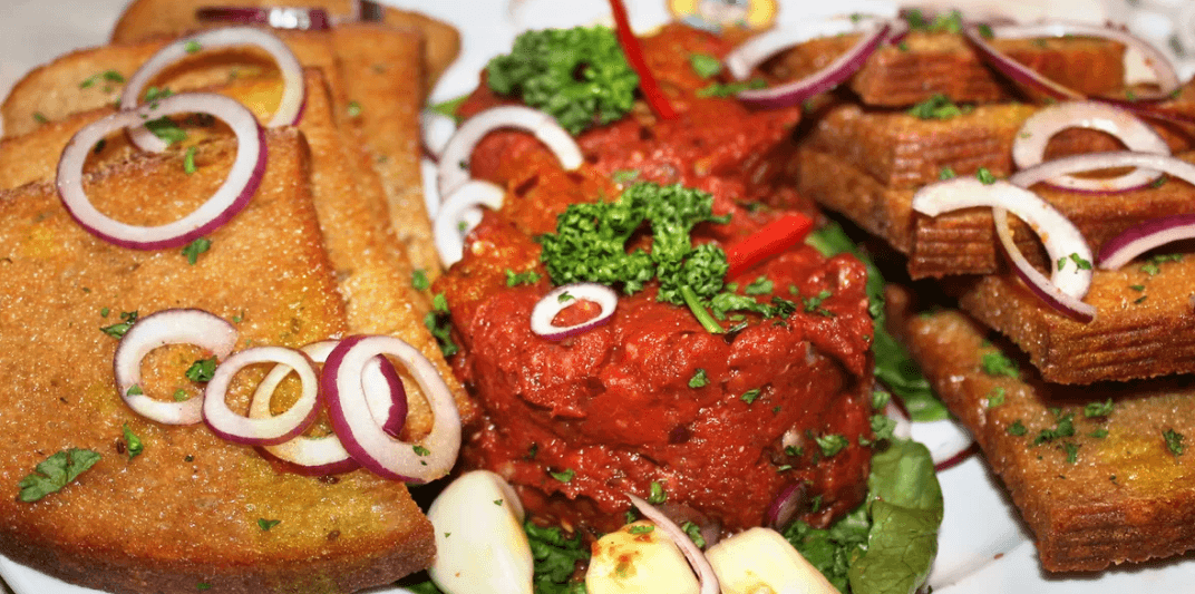 300g tatarák + 12 topinek