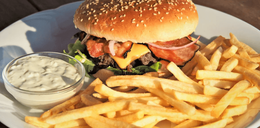 Hovězí burger s hranolky a domácí tatarkou
