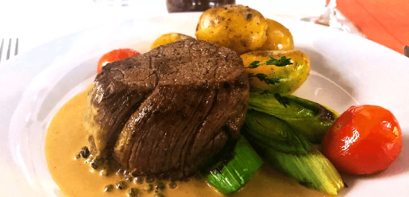 Hovězí pfeffer steak s přílohou a dezertem pro 2 