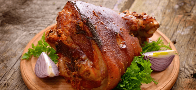 1,5 kg pečeného vepřového kolena s pečivem