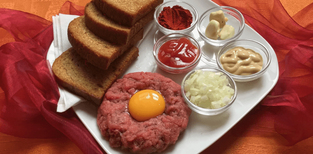 150 g hovězího tataráku + topinky