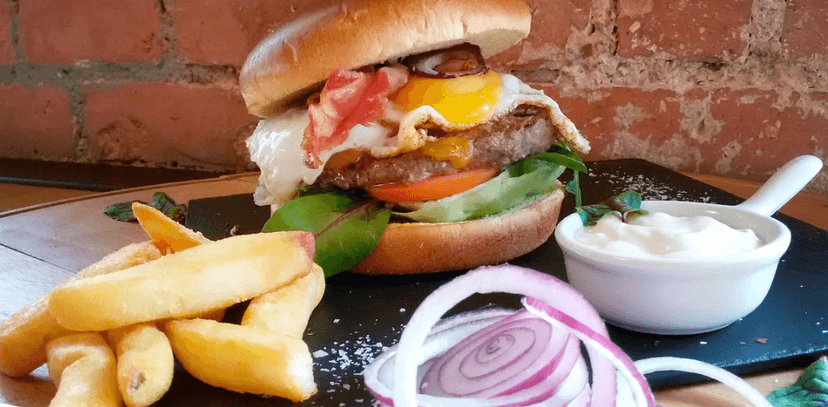 Hovězí burger s vejcem a hranolky