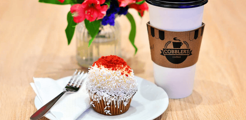 Domácí cupcake a káva do kelímku