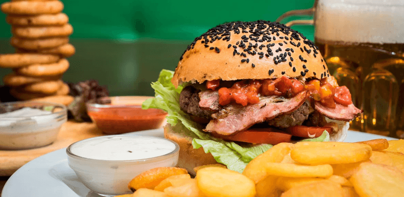 Burger menu s domácím bulkou, hranolky