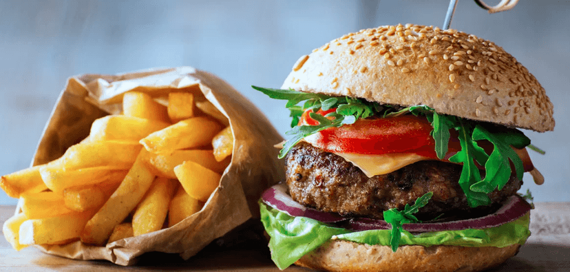 Poctivý burger s domácími hranolky a tatarkou