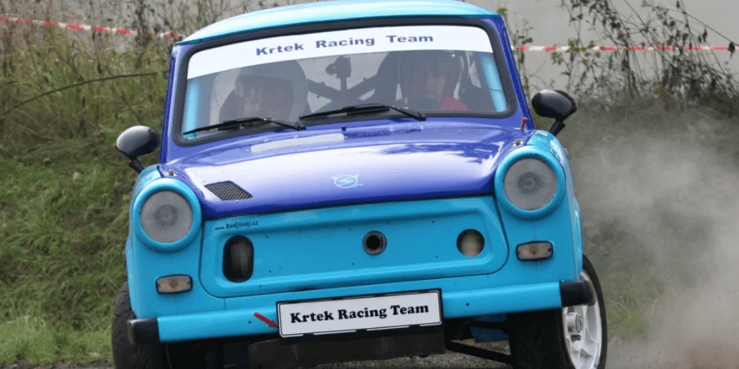 3 okruhy s mistrem rallye ve voze Trabant