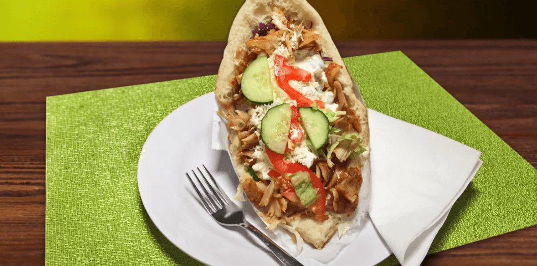 Mega döner s kuřecím masem a k tomu polévka 