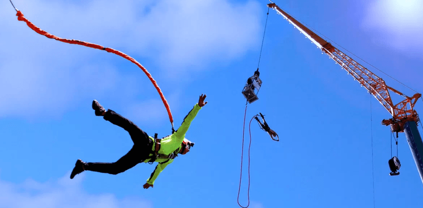 Extrémní bungee jumping z jeřábu