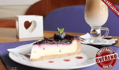 Lahodný cheesecake s nápojem dle výběru