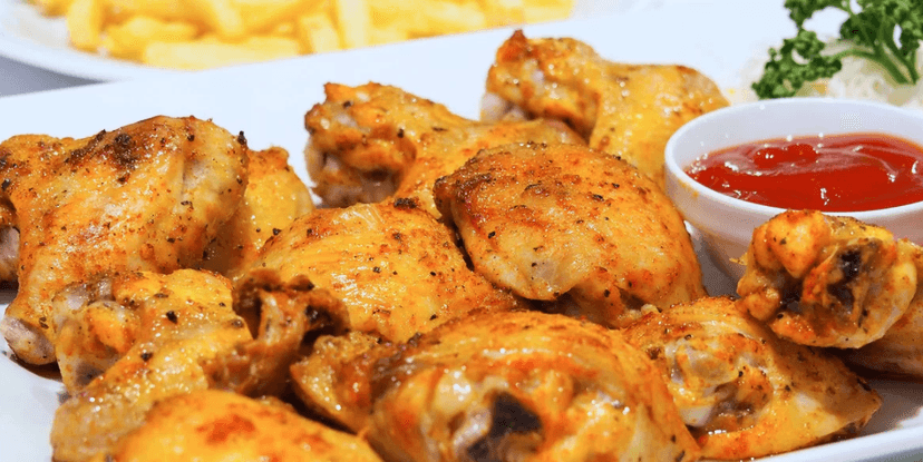 1 kg kuřecích křídel s přílohou a omáčkou
