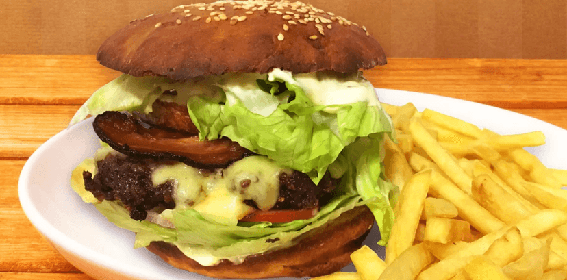Hovězí burger v domácí houstičce a hranolky