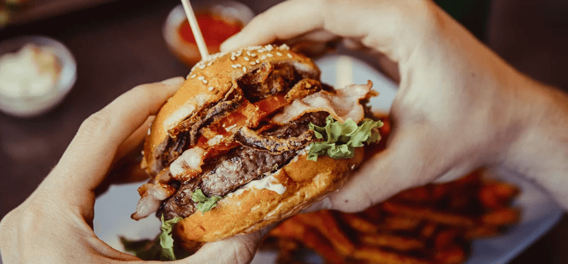 150g hovězí burger + hranolky + 0,5l pivo 
