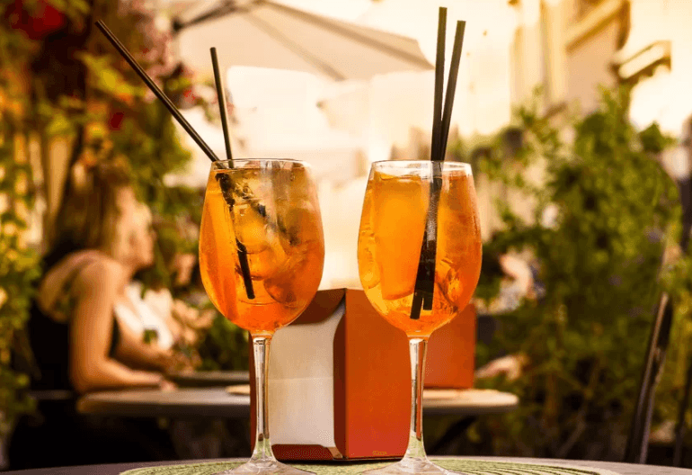 Osvěžující drinky Aperol Spritz a slané chipsy
