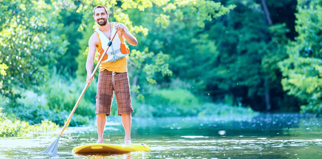 Sjíždění řeky na paddleboardu