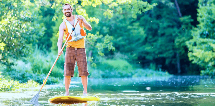 Sjíždění řeky na paddleboardu