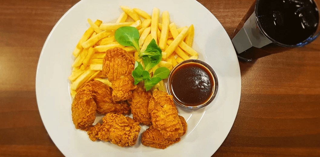 Výběr ze tří menu s hranolky, omáčkou a nápojem