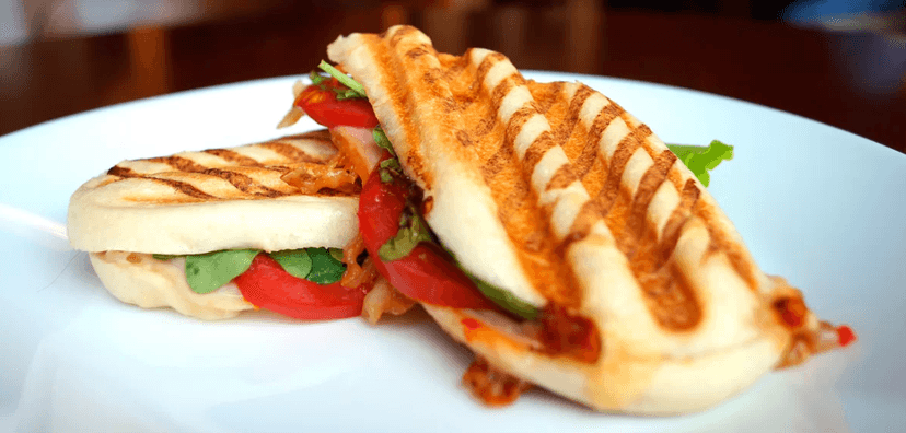 Káva, čaj nebo limonáda + panini či croissant