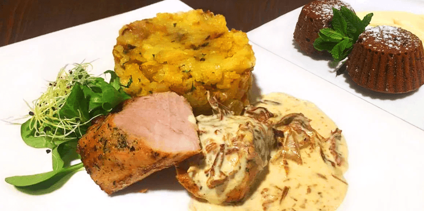 3chodové menu podávané při svíčkách
