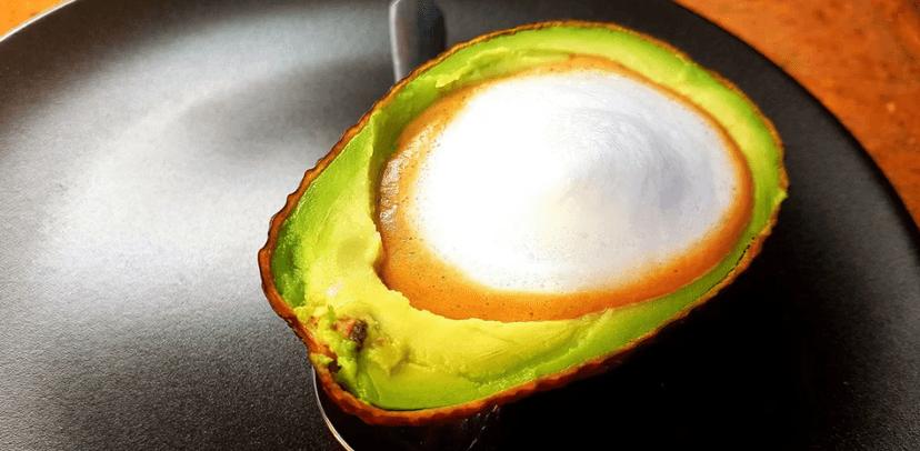 Avospresso macchiato – káva servírovaná v avokádu